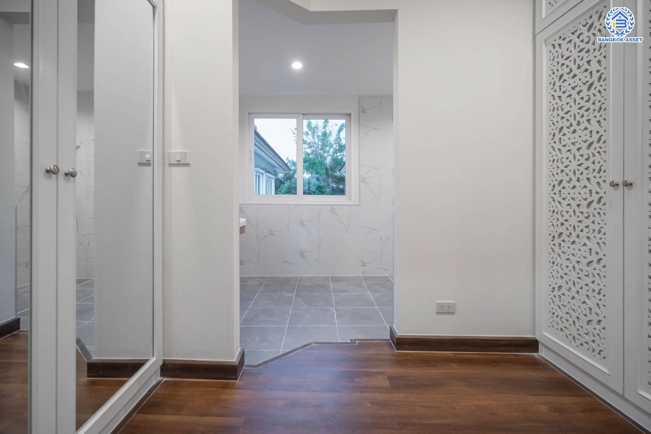 บ้านมือสองตกแต่งใหม่ โครงการ คาซ่าแกรนด์ รัตนาธิเบศร์-ราชพฤกษ์ บ้านเดี่ยวจากแบรนด์ Q.House เนื้อที่ 70 ตร.ว. ฟังก์ชัน 3 ห้องนอน 4 ห้องน้ำ 1 ห้องแม่บ้าน จอดรถได้ถึง 2 คัน พร้อม Facilities ครบครัน บนทำเลเดินทางสะดวก ติดถนนราชพฤกษ์ ใกล้เซ็นทรัลเวสต์เกต และรถไฟฟ้าสายสีม่วง "สถานีบางรักใหญ่"